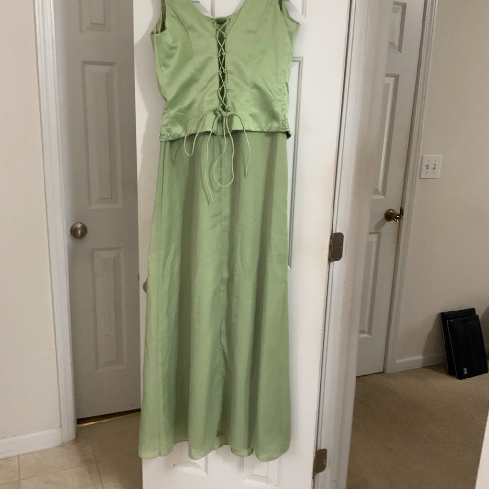 ASPEED GREEN DRESS. - Picture 3 of 10